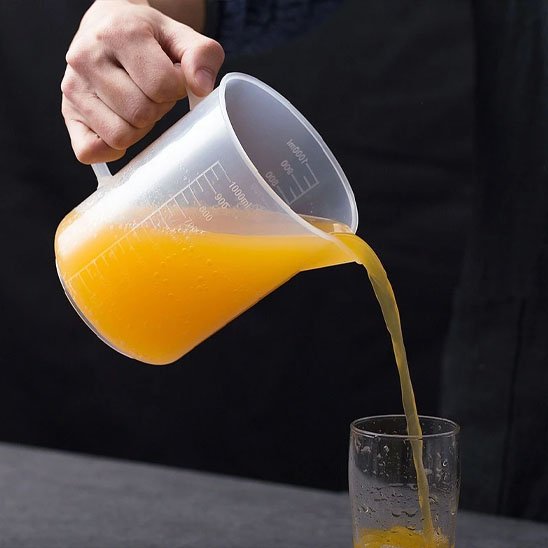 Verre doseur plastique avec bec verseur