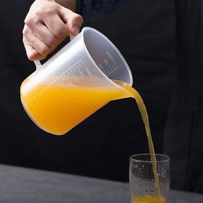 Verre doseur plastique avec bec verseur