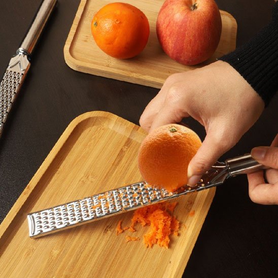 Zesteur d'agrumes sur une planche a decouper